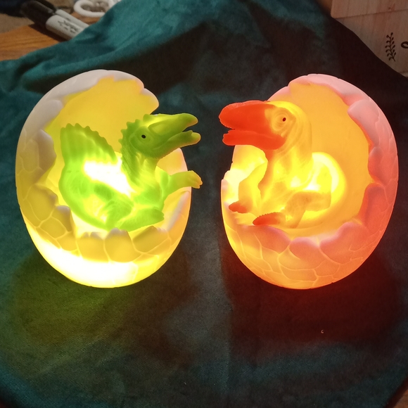 3D Explore A New World Dinosaur Egg Night Light. Available in Orange Or Green - Picture 2 of 7